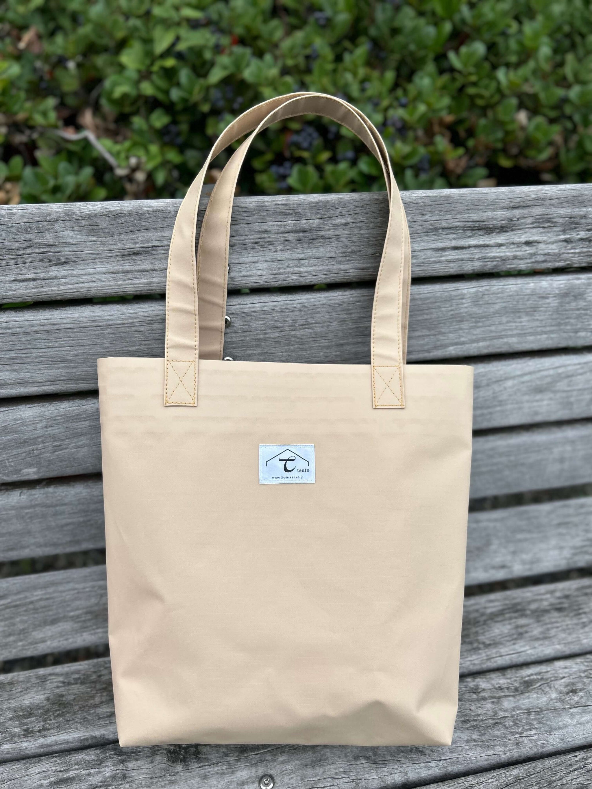 ☆日よけテントのトートバッグ （ベージュ×ラベル白) - 当世館