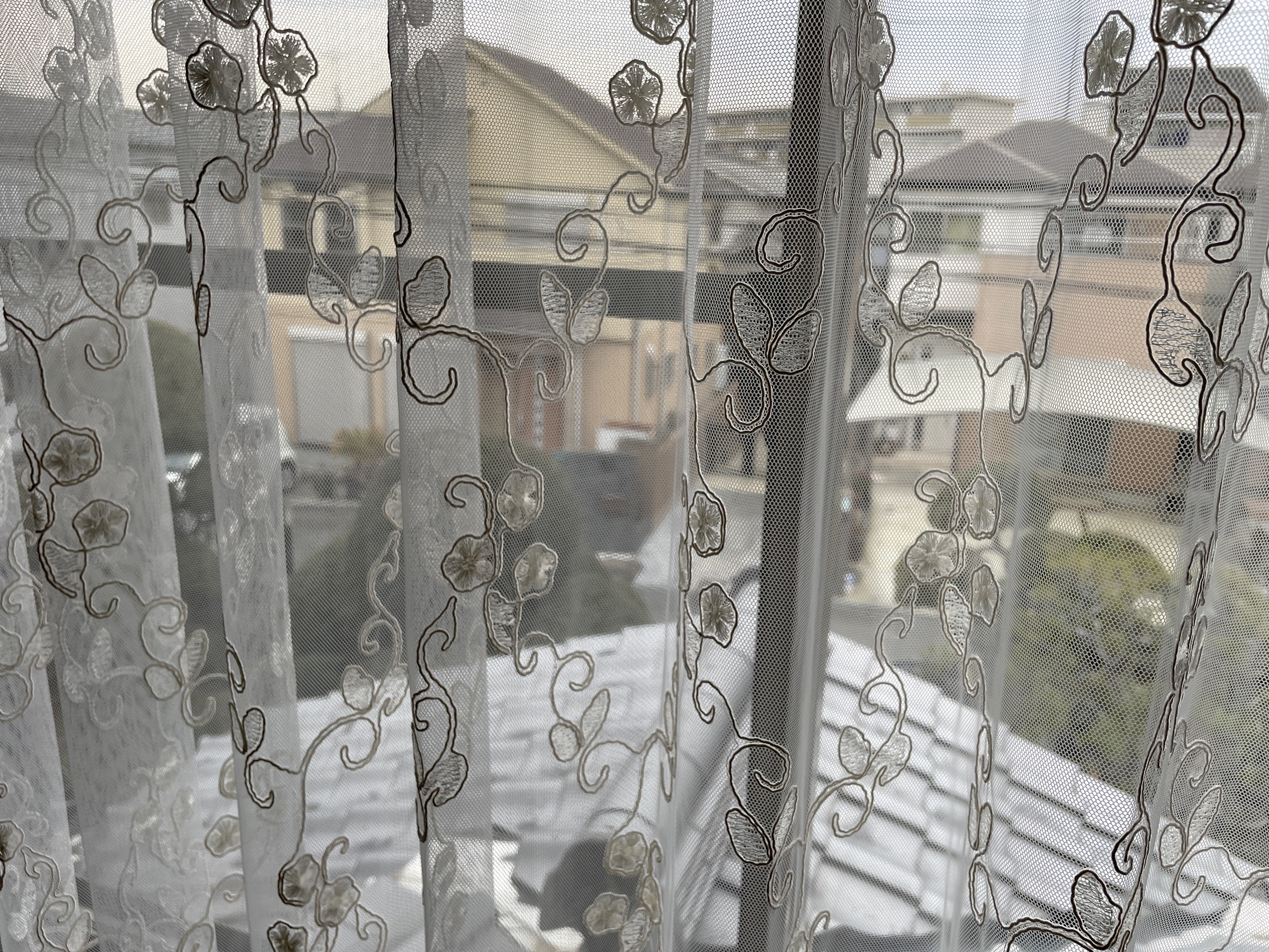 FISBA(フィスバ)社の刺繍レースカーテンでエレガントな空間演出を