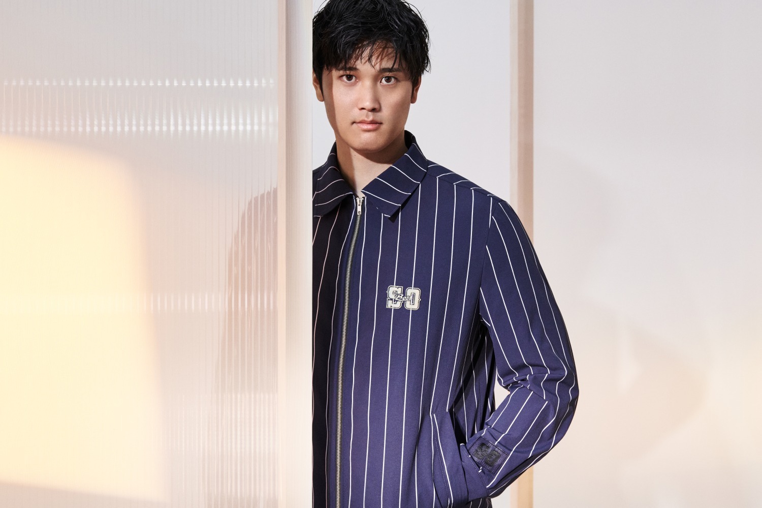 ボス×大谷翔平のコラボウェア、イニシャル“SO”入りボンバージャケット