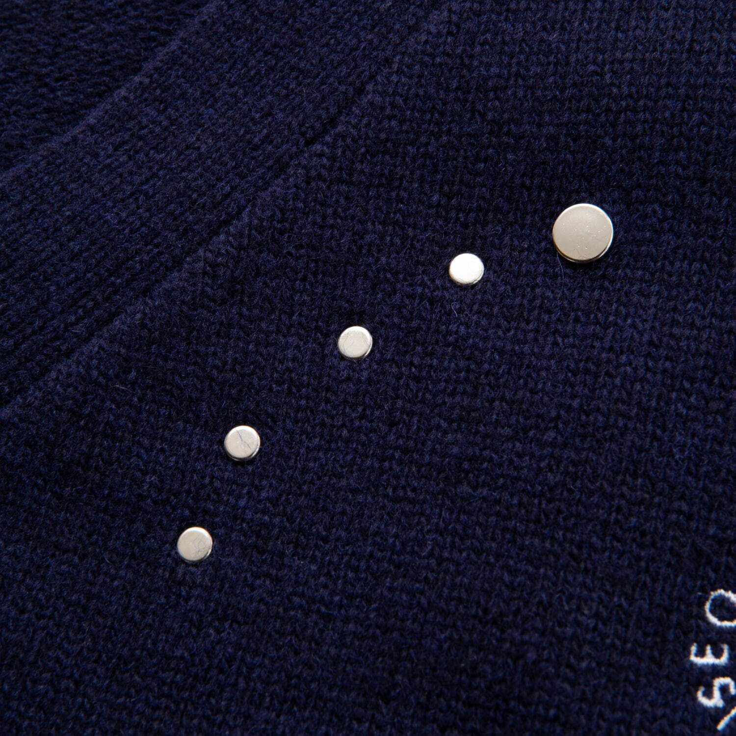 ティー×オールドフォークハウスのコラボウェア、“スタッズ”煌めく