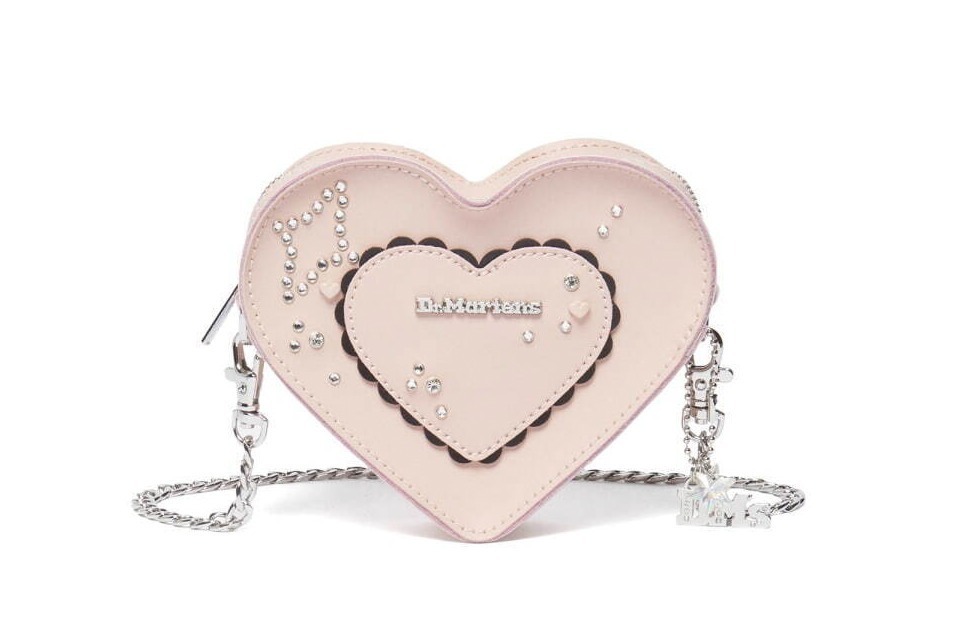 ドクターマーチンのバレンタイン限定「ハート バッグ」パウダーピンク
