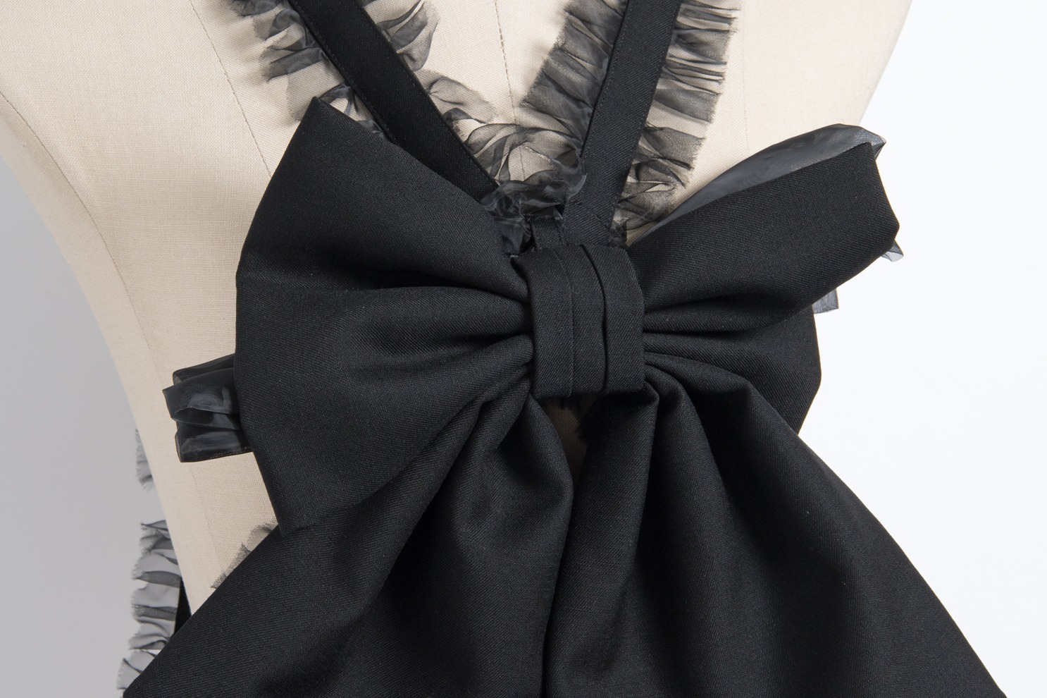 ノワール ケイ ニノミヤの“黒いリボン＆フリル”付き限定ハーネス