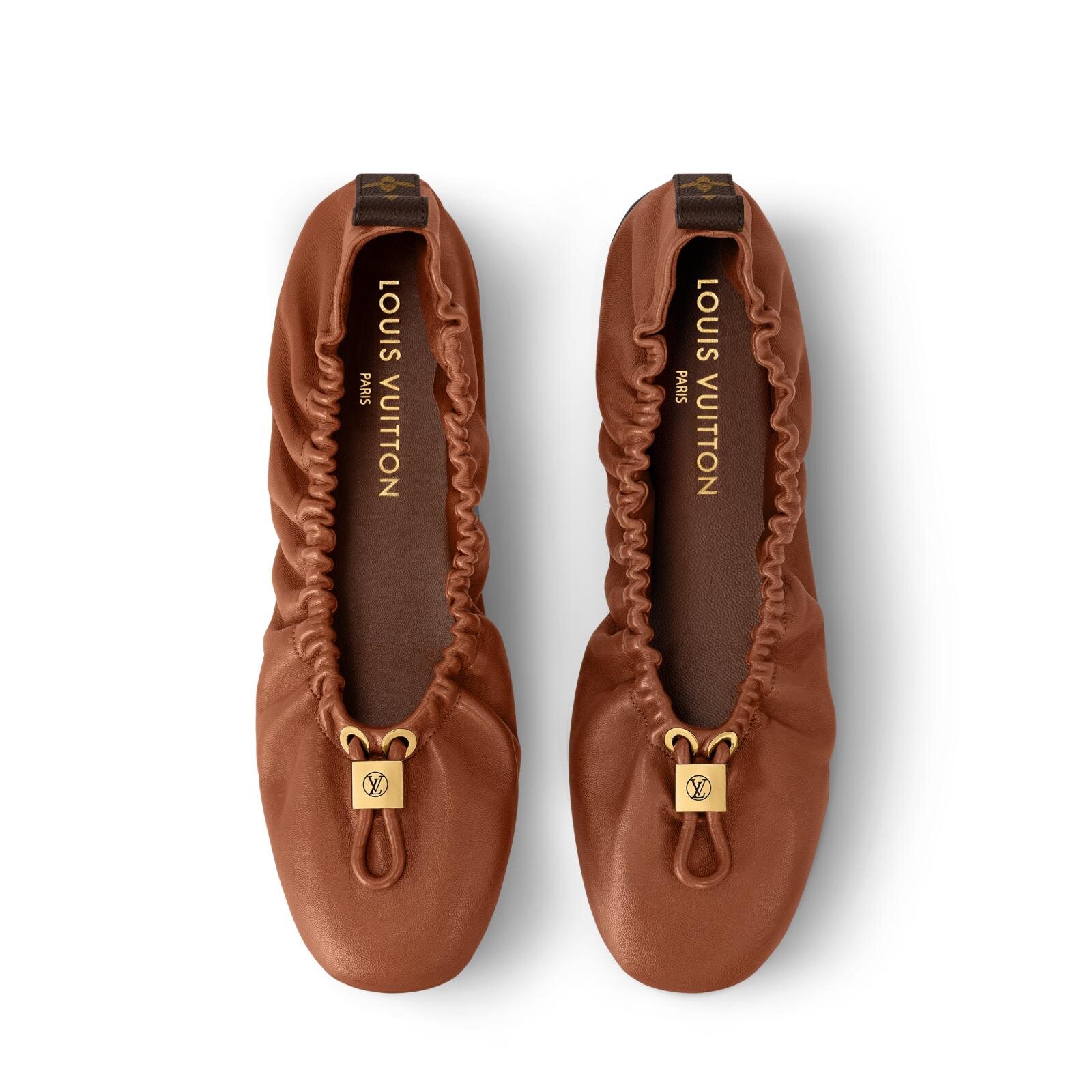 ルイ・ヴィトンのバレリーナシューズ、”モノグラム”ストラップの
