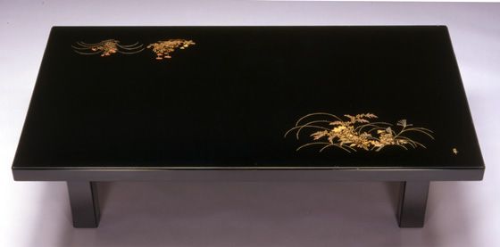 座卓 両側乾漆・草花蒔絵は、良く使う座卓の両側を、乾漆仕上げにした