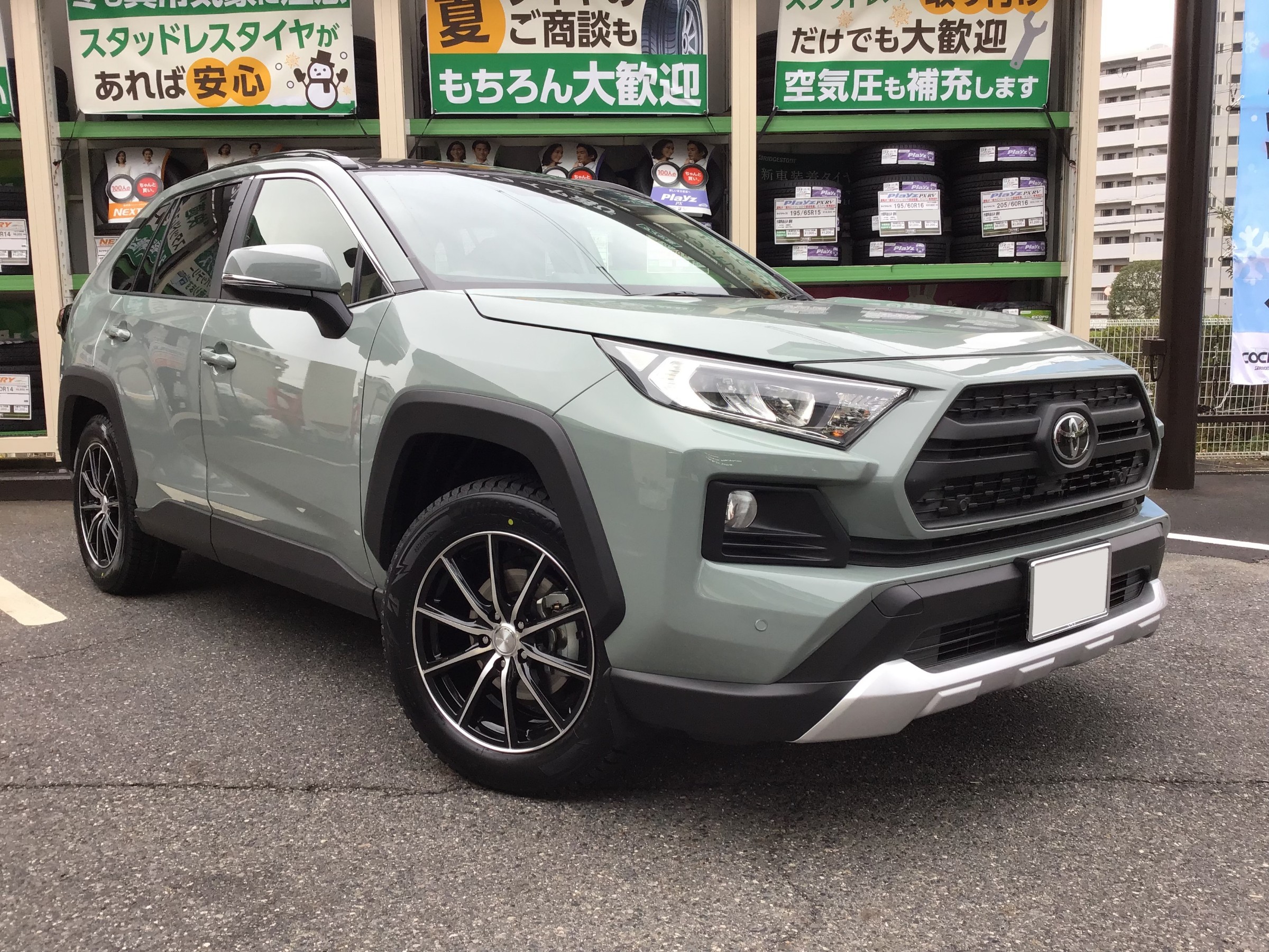 スタッドレスタイヤまだまだ販売中！RAV4の取り付け事例！ | 店舗