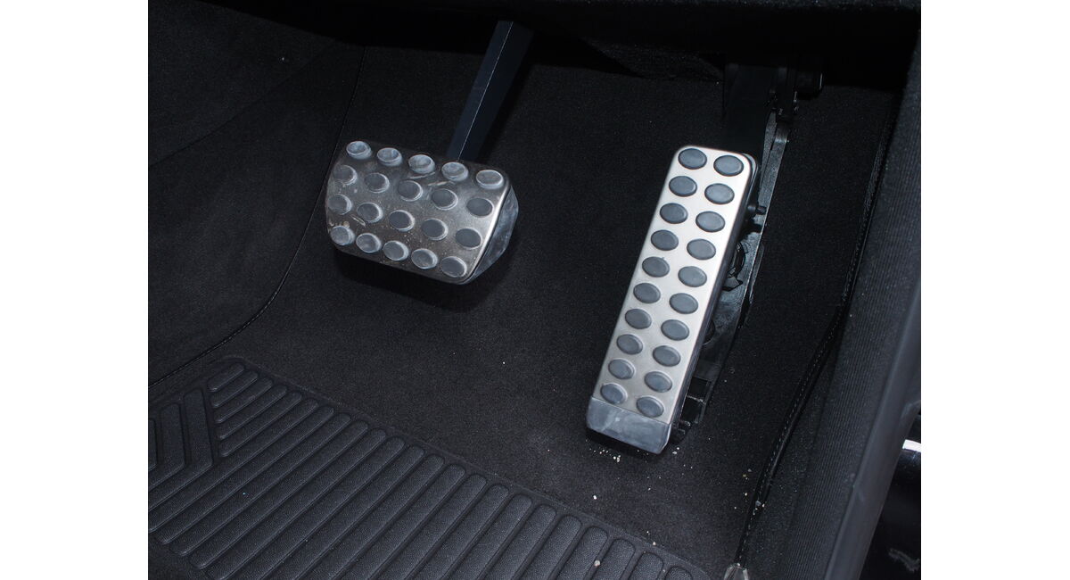 ベンツ W463 ゲレンデ G350d アクセルペダルスペーサー取付！ | 欧州