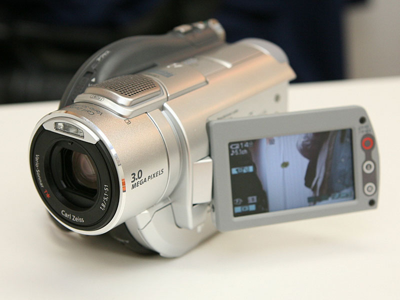 ソニー、新開発CMOSセンサ搭載のDVDカメラ