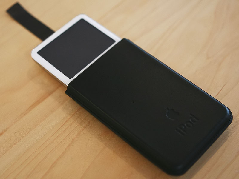 アップル、12,800円の革製iPod/iPod nanoケース