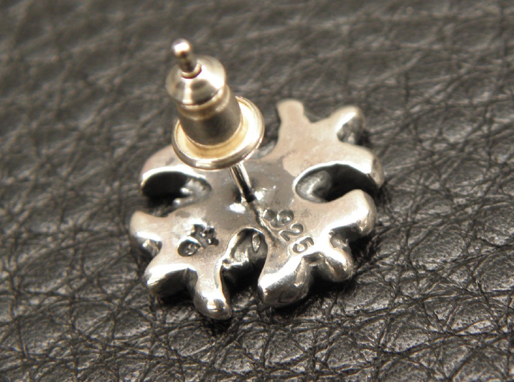 ガボラトリーのピアス, ショート グレイブド クロス ピアス