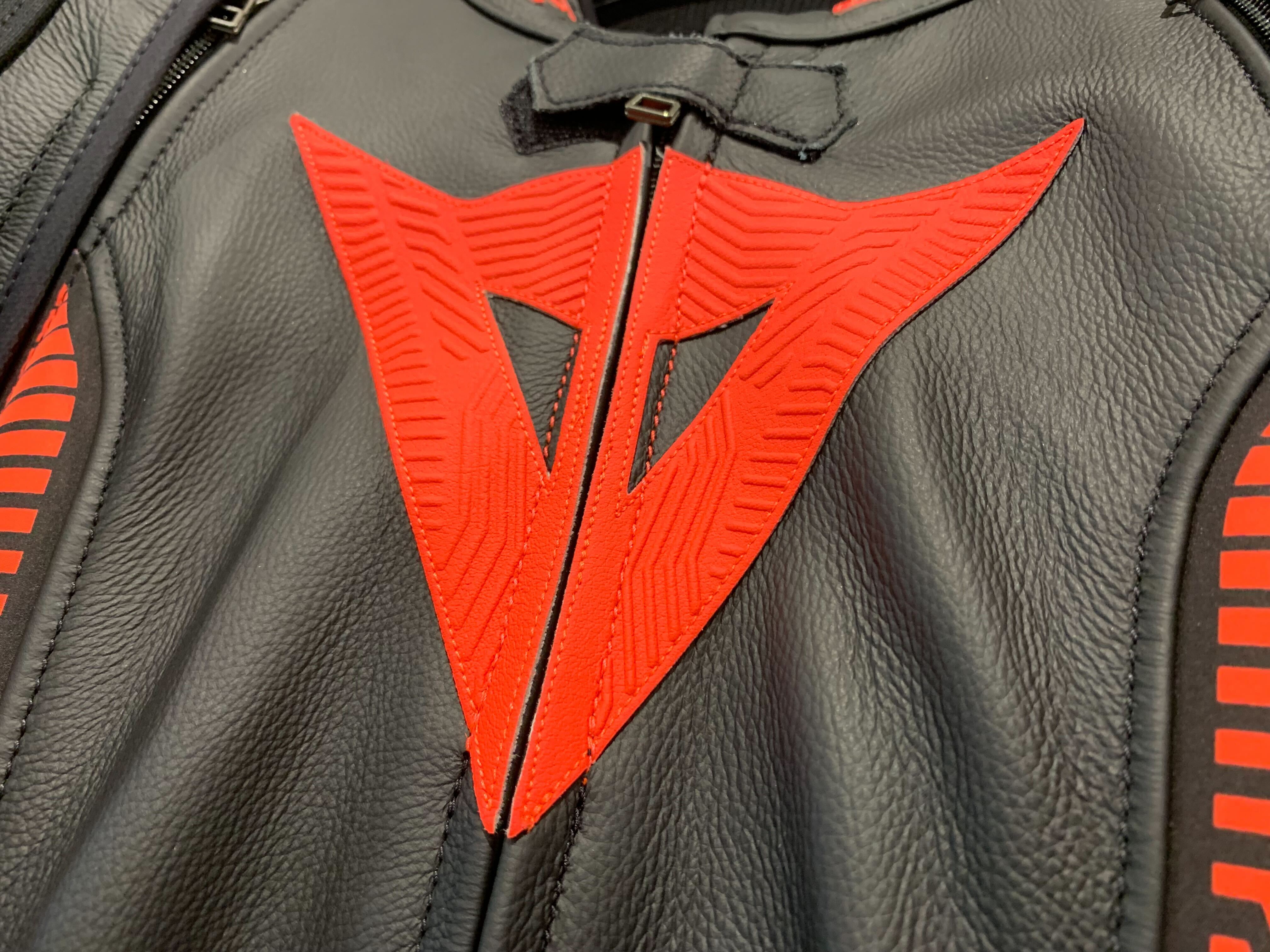 ロングセラー2PCスーツがパワーアップしてモデルチェンジ致しました