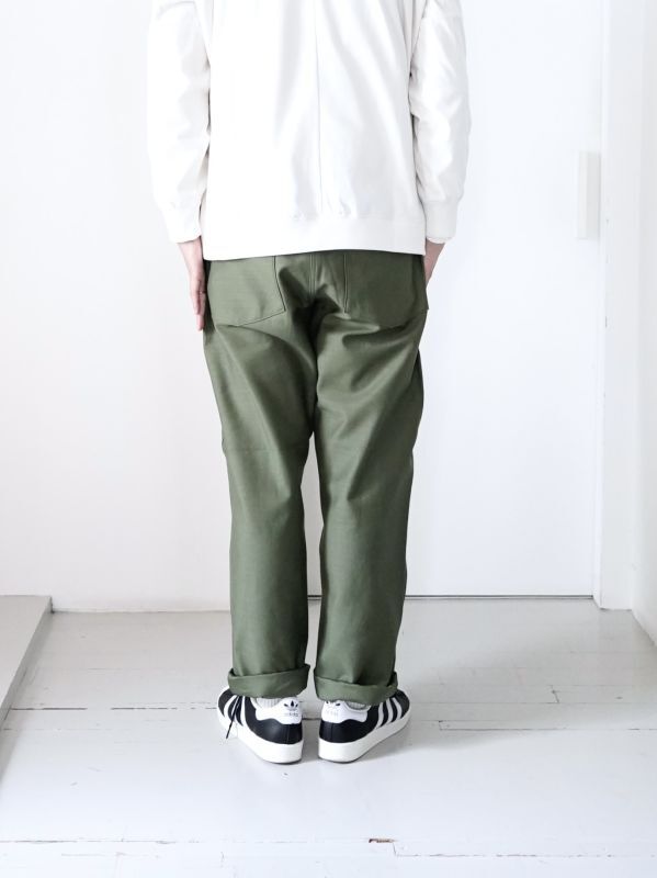 CIOTA」(シオタ)スビンコットン ムラ糸バックサテン ベイカーパンツ