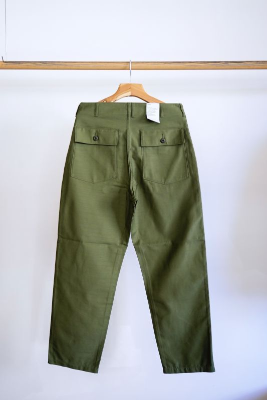 CIOTA」(シオタ)スビンコットン ムラ糸バックサテン ベイカーパンツ