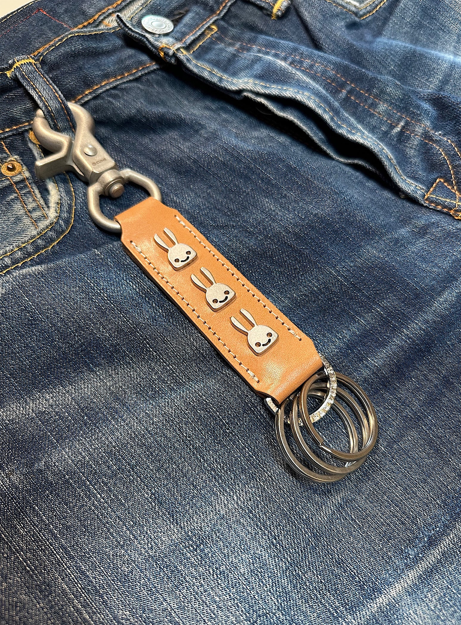 レザースタッズキーホルダー｜ウサギがいる｜CUNE ONLINE STORE