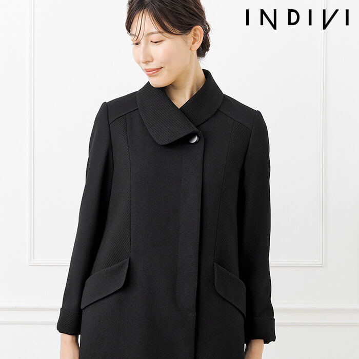 シャープな切り替えのライナーつきコート L・ブラック｜東京ソワール