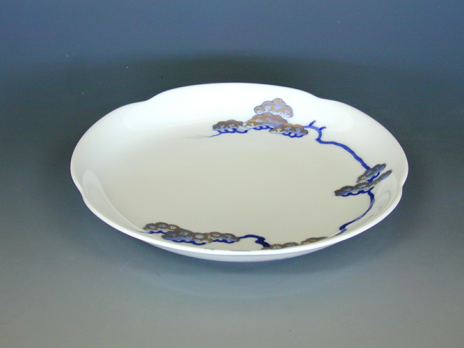 紅白梅扇面紋 陽刻盛鉢 | 有田焼 深川製磁｜公式オンラインストア