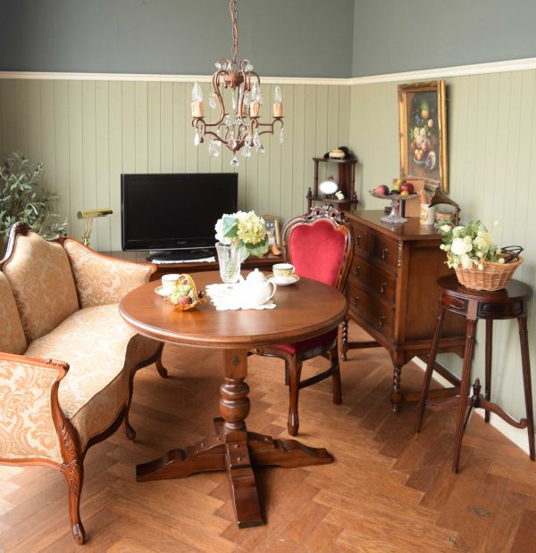英国アンティーク調の丸いダイニングテーブル、バルボスレッグが