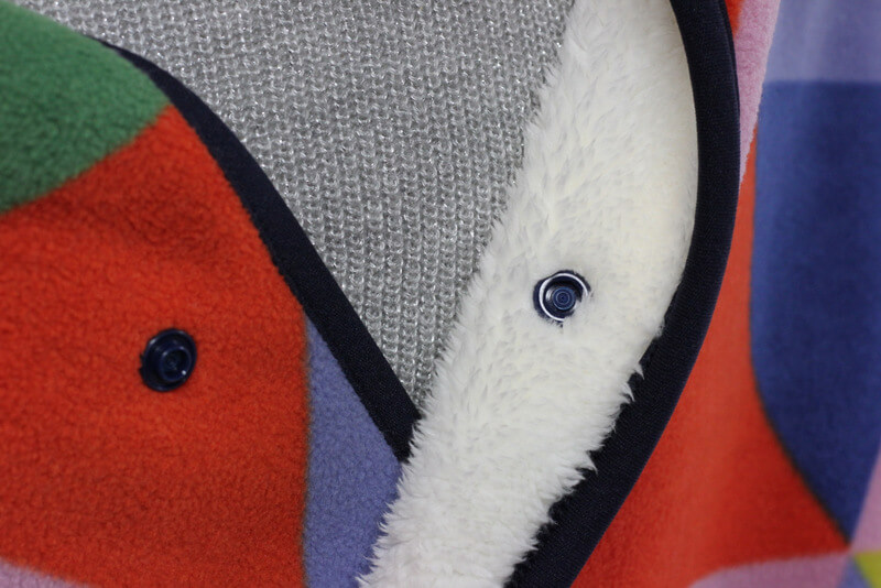 ひざ掛けポンチョ「ユニクロイームズフリースブランケット」が暖かくて