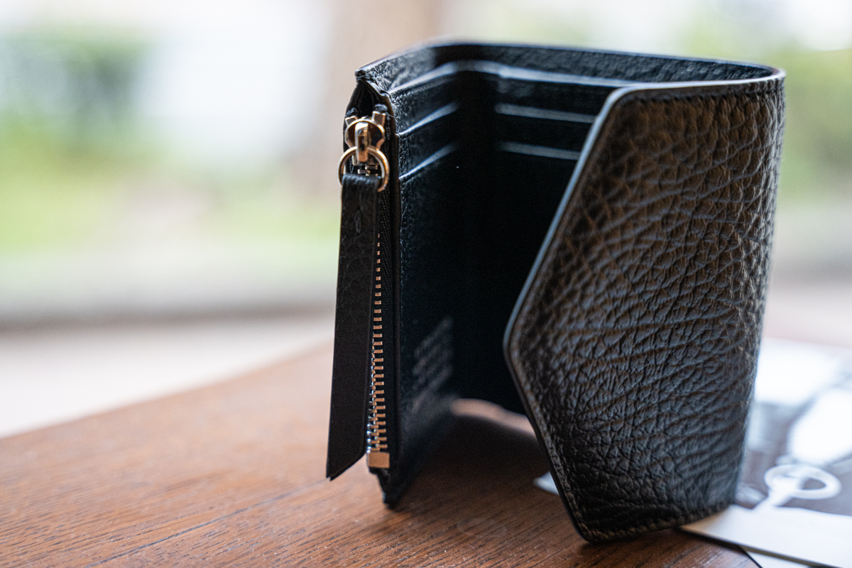 メゾンマルジェラのジップ コンパクト トリフォールド ウォレット