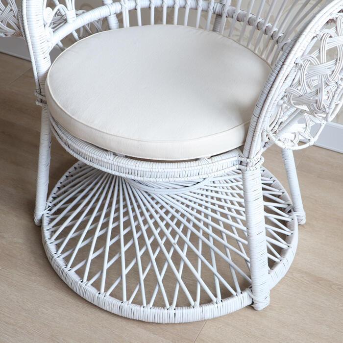 籐編み ピーコックチェア ホワイト ラタン チェア ディスプレイ