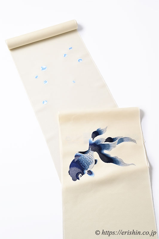 誉田屋源兵衛 刺繍九寸名古屋帯（金魚/白地に藍・市松紗）［夏・単衣向