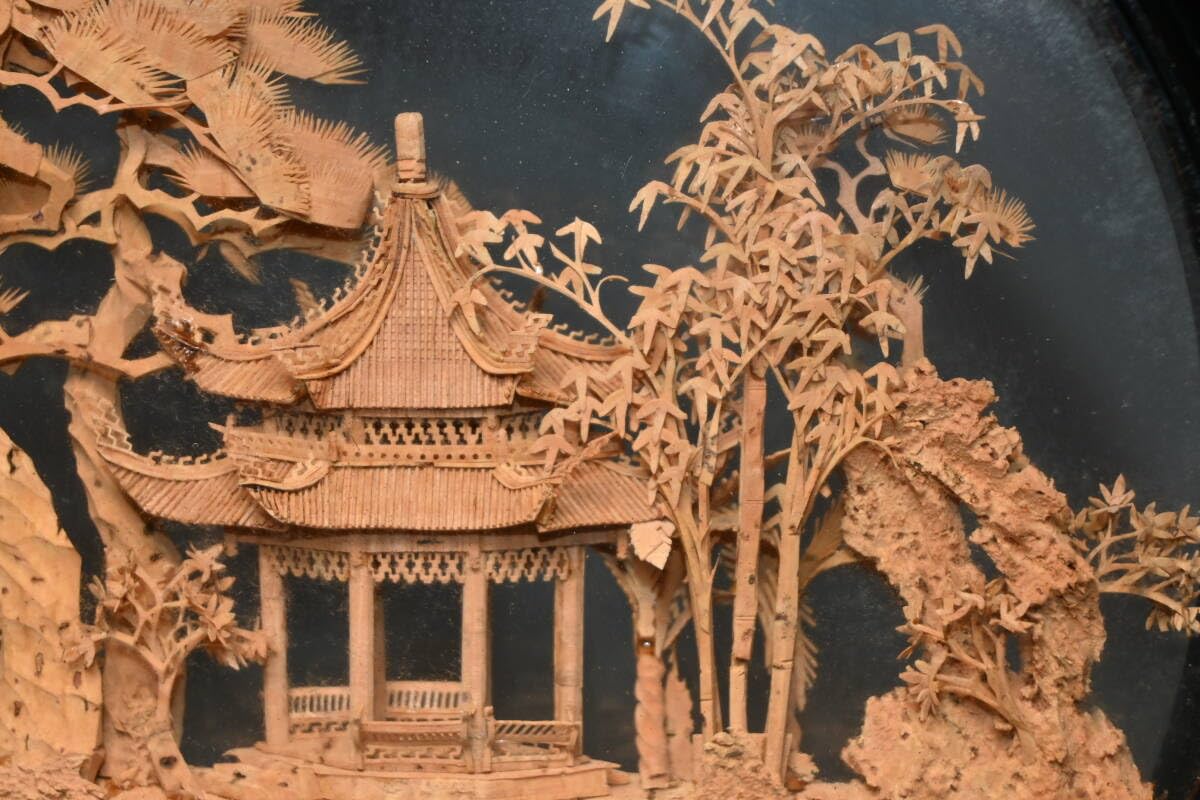 Amazon.co.jp: 中国美術コルク細工細密彫刻楼閣山水松鶴置物ガラス