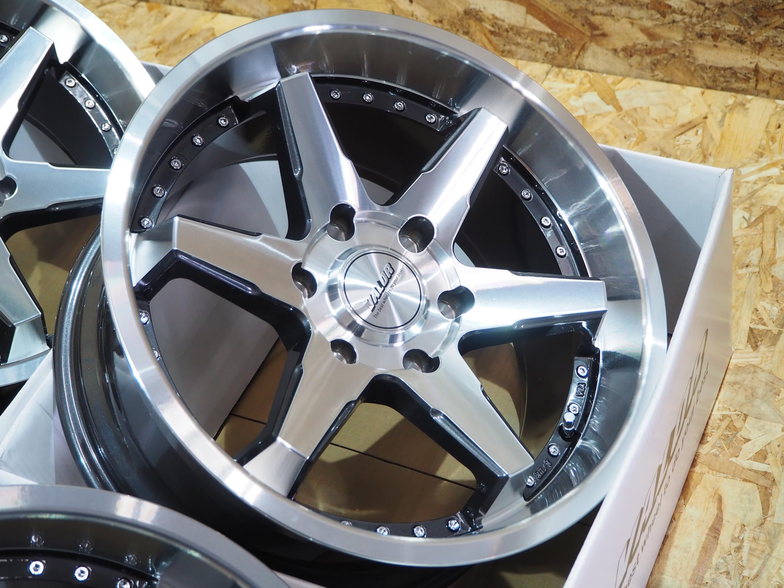 Amazon.co.jp: 輸入タイヤ付き VALOR ヴァロー DCR 18inch 9J+20 6H139