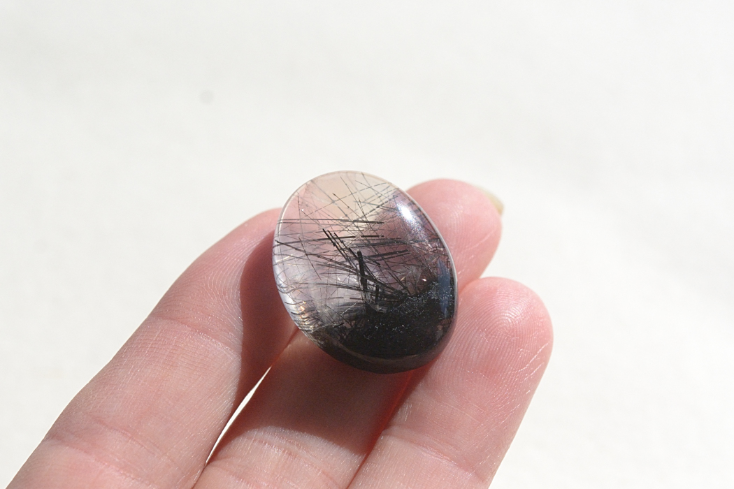 ブラックルチルクォーツ【11】ルース・カボション（25×19.5mm）