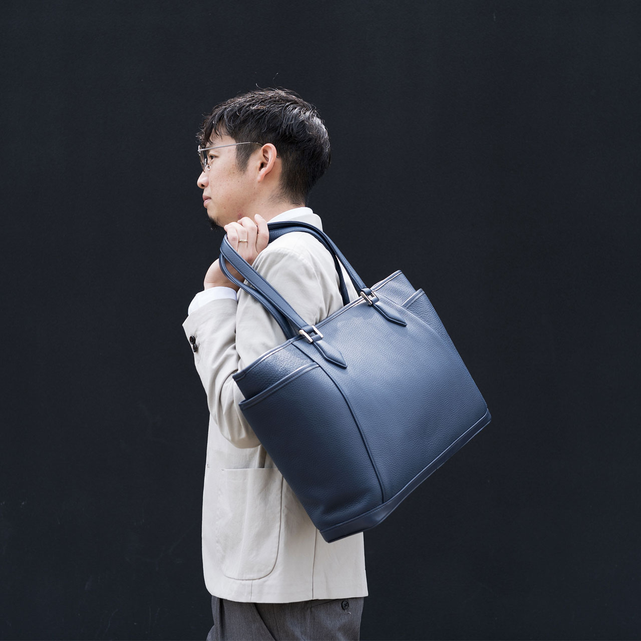 見た目よりも軽量な大容量撥水革トート。熟練の鞄職人が作った高級