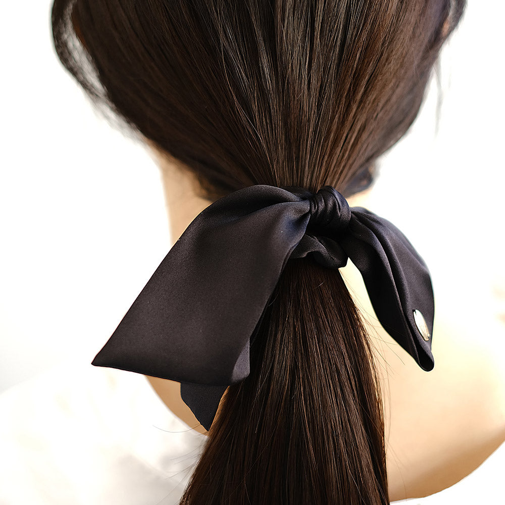 シュシュ kati シルク アシンメトリー リボン ロゴ入り プレート