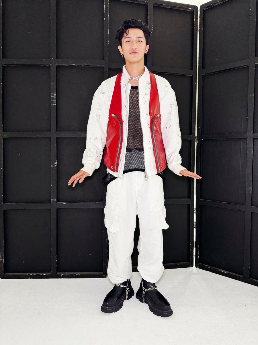 ◤Backstage Photo #岩本照 ◢ 「ピアスの数に注目！ トップスは