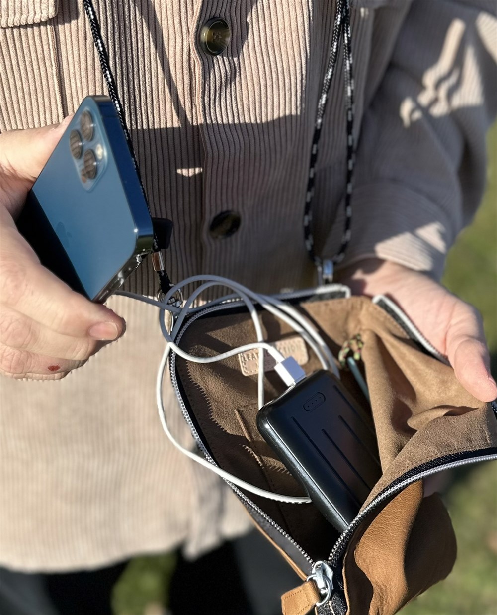 スマホが入るだけじゃない！必需品3、4個が入る天然エゾ鹿革スマホ