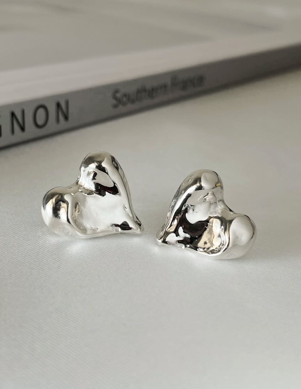 メロウハートピアス シルバー925 – 金属アレルギー対応のアクセサリー