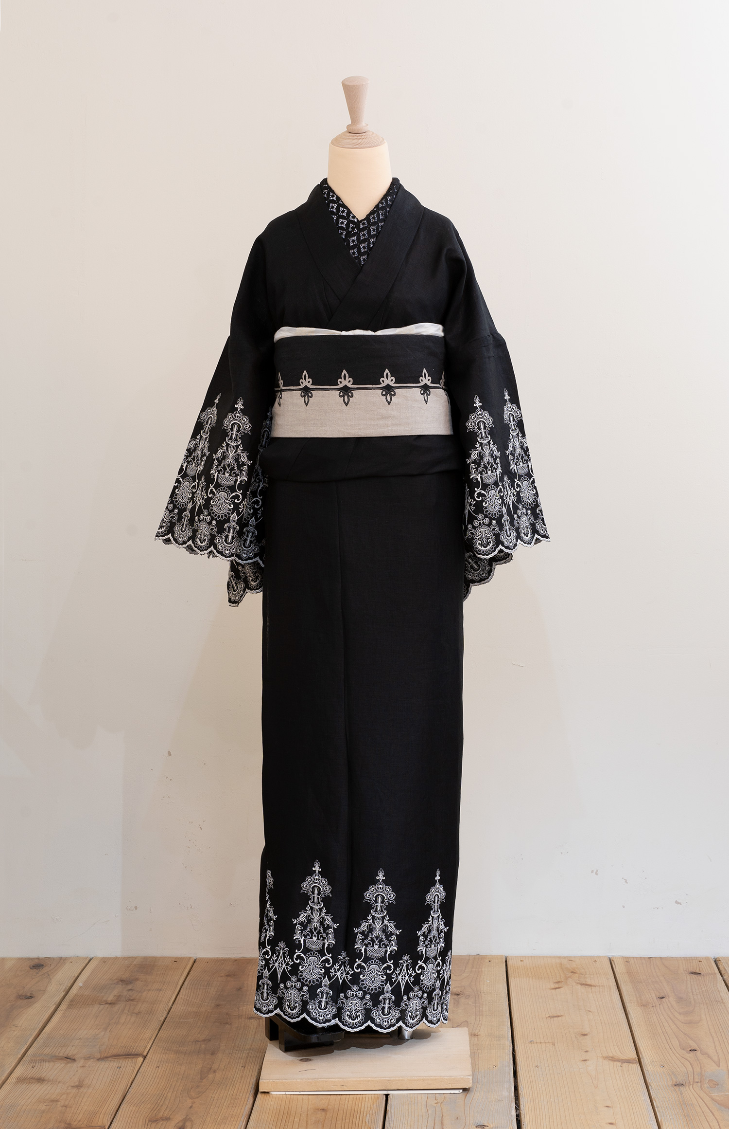 スカラップ刺繍着物（ブラック） | ＃さく研究所