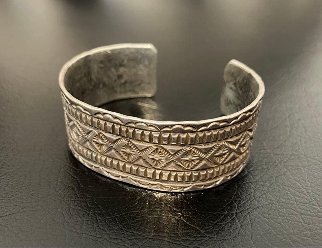 NAVAJOナバホ　ヴィンテージチゼル&スタンプインゴットバングル インディアンジュエリー【NAVAJO／ナバホ】より、チゼルワークバングル